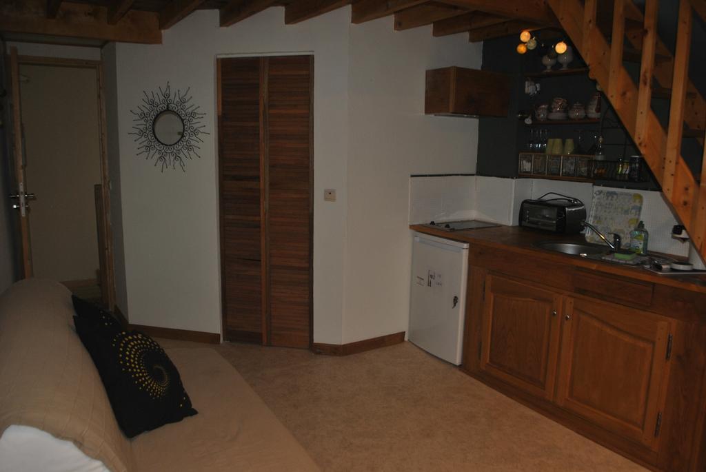 Celinie'S Guest House Gerin Экстерьер фото